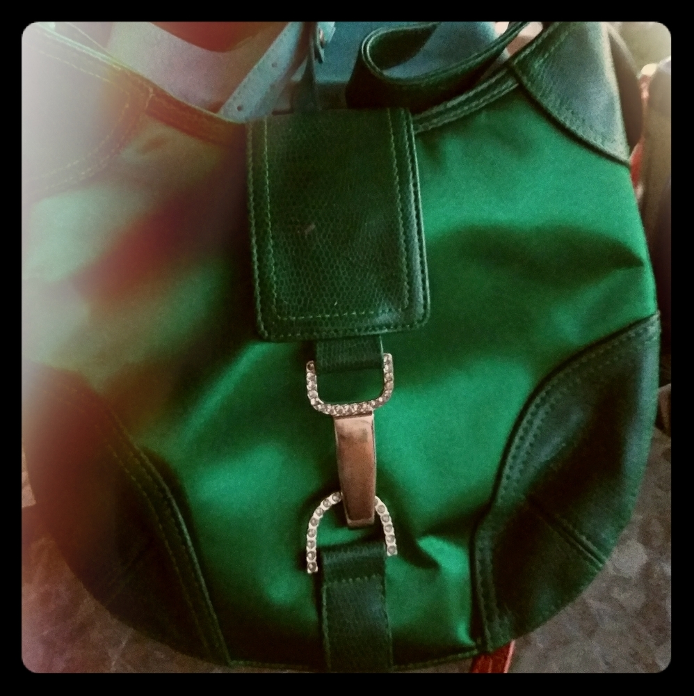 Beautiful emrald green with bling attachment in fr